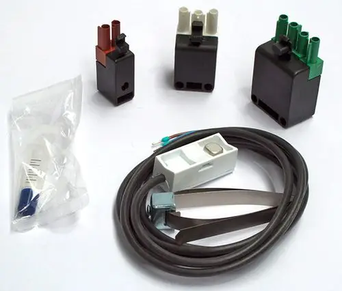 Daikin Stecker-Set bestehend aus mehreren Kabelsteckern in verschiedenen Farben, Kunststoffteilen und einem Kabel mit Anschluss für Heizungsanwendung.